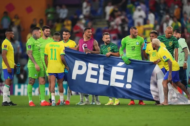 Brasilialta tyrmäävä näytös – joukkueelta upea kunnianosoitus Pelélle