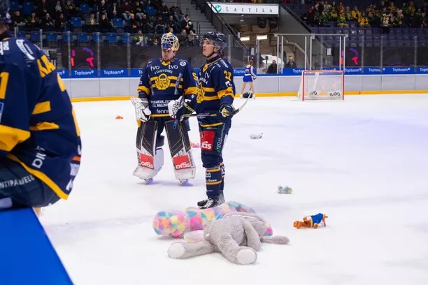 Pehmolelut ja palannut tähtipelaaja siivittivät Lukon joululomalle