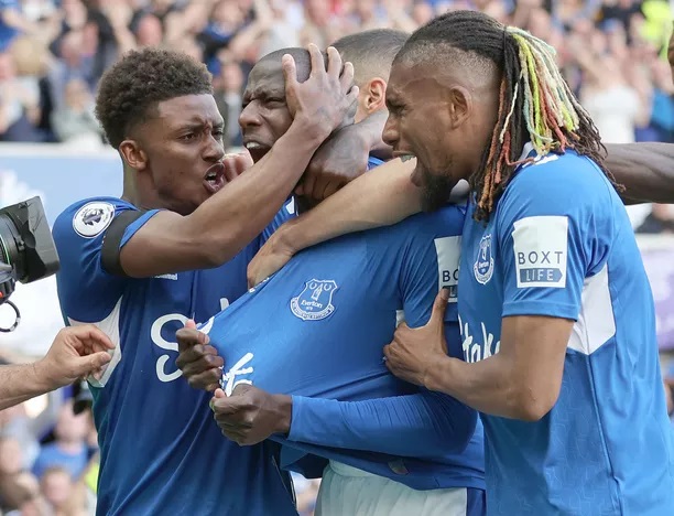 Everton säilyi häikäisevällä maalilla