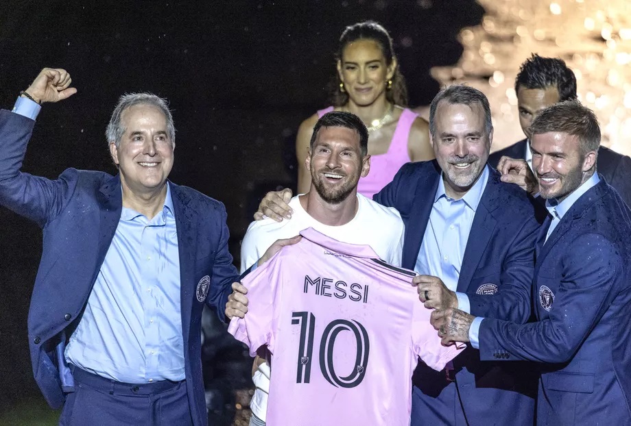 Lionel Messi esiteltiin uudelle kotiyleisölleen