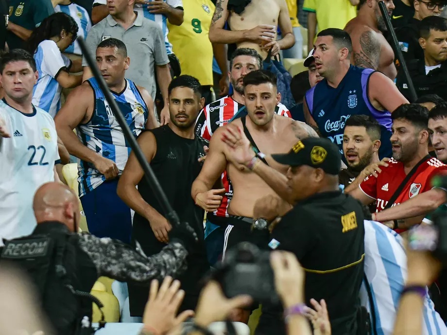 Poliisi hakkasi faneja – Lionel Messi katsoi järkyttyneenä vieressä