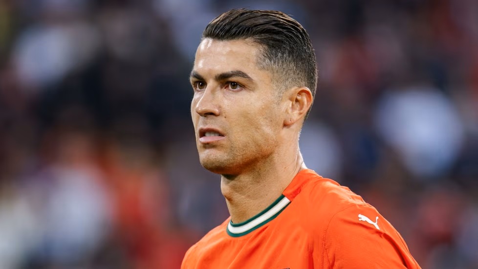 Cristiano Ronaldo poseerasi ilman paitaa