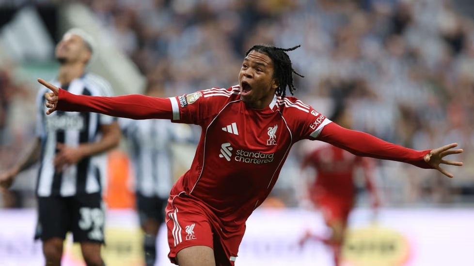 Liverpoolin Rio Ngumohya, 16, teki historiaa Valioliigassa
