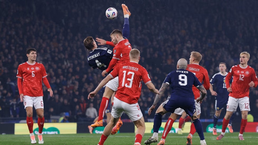 Skotlanti päätti 28 vuoden piinansa ja rynnisti lisäajan maaleilla MM-kisoihin