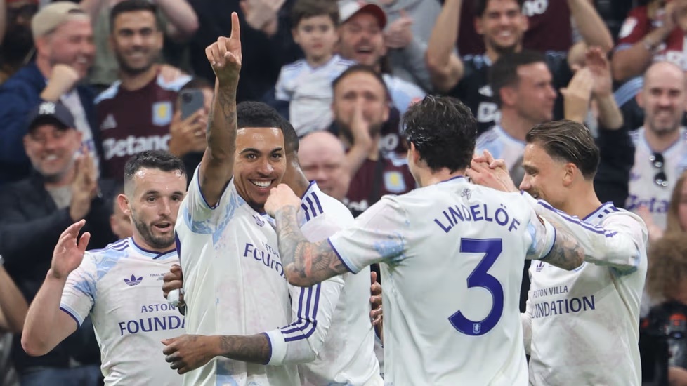 Täystyrmäys finaalissa! Aston Villa jyräsi mestaruuteen