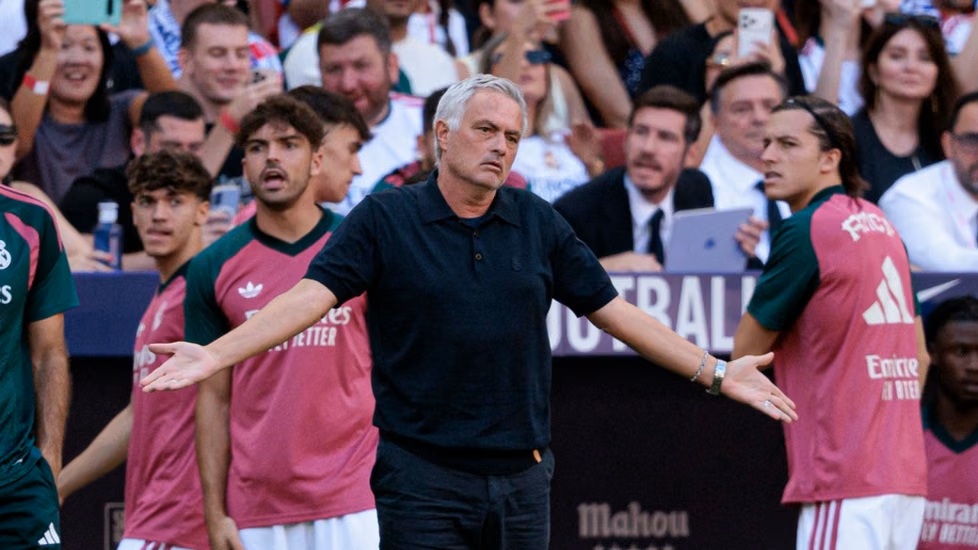 Raivostunut Jose Mourinho löi kuvat pöytään